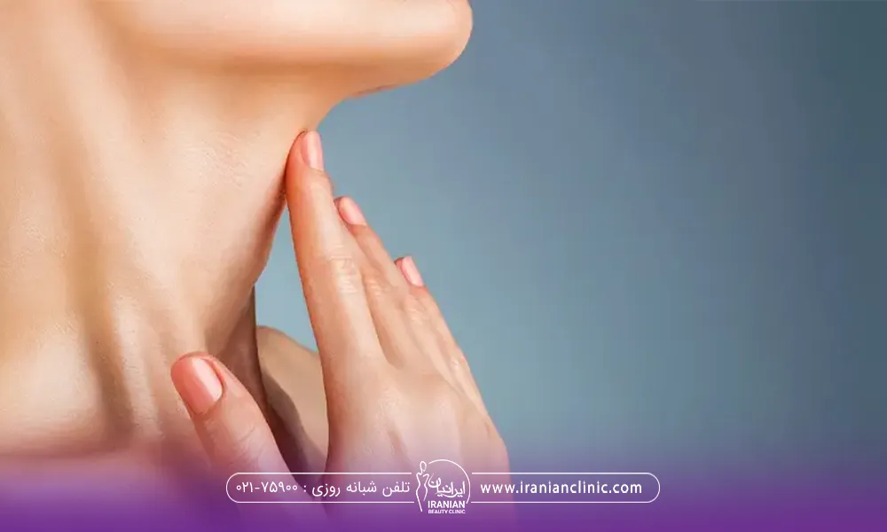 گردن فردی که جوانسازی انجام داده و دستش را روی گردنش گذاشته است