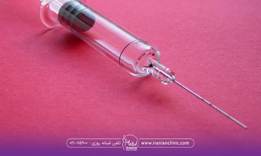 بک گراند صورتی که وسط آن سرنگ شیشه ای قرار گرفته است - آمپول بیوتین و بپانتین بعد از کاشت مو