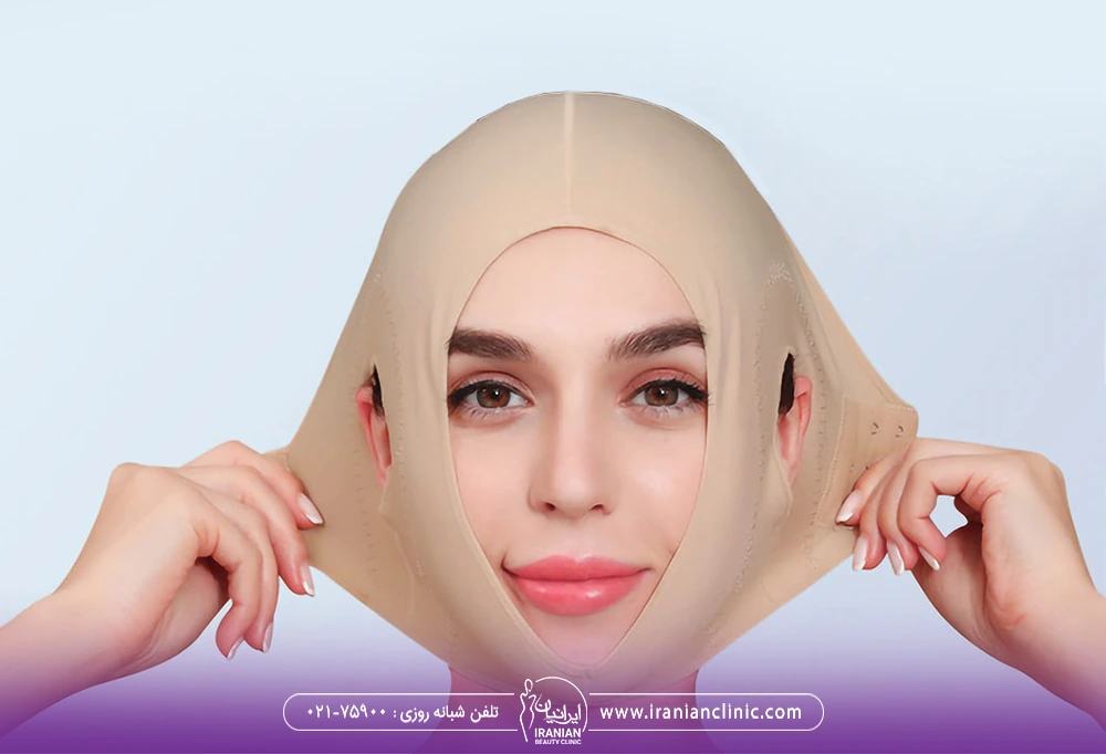 زن جوانی که روی صورت خود گن بسته است