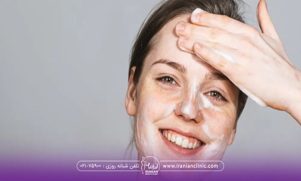 خانم خوشحالی که صورتش کفی است و دستش روی پیشانی اش گذاشته و به رو به رو نگاه میکند