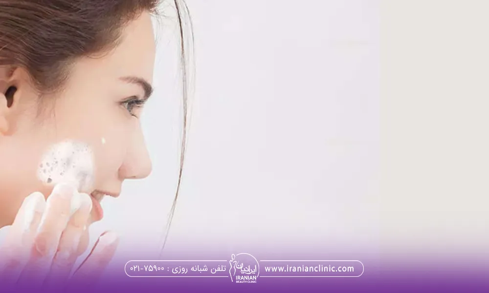 دختری که با کف صورت خود را می شوید - شستشوی صورت بعد از میکرونیدلینگ