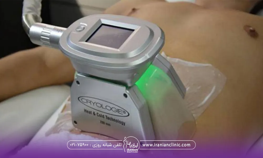 مردی که خوابیده و دستگاه لاغری روی شکمش قرار دارد