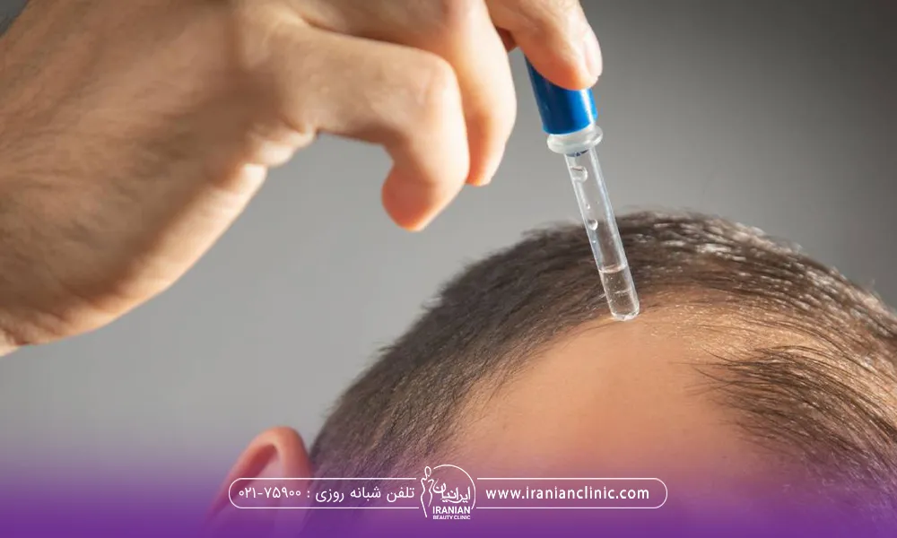 فردی کخه کمی سرش کج است و در دستش قطره چکان است و سمت بالا در حال چکاندن قطره بر روی سرش است