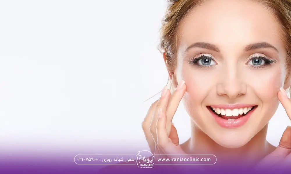 خانم خوشحالی که در حال نگاه کردن به رو به رو است و دو دست خود راه دو طرف صورتش گرفته است