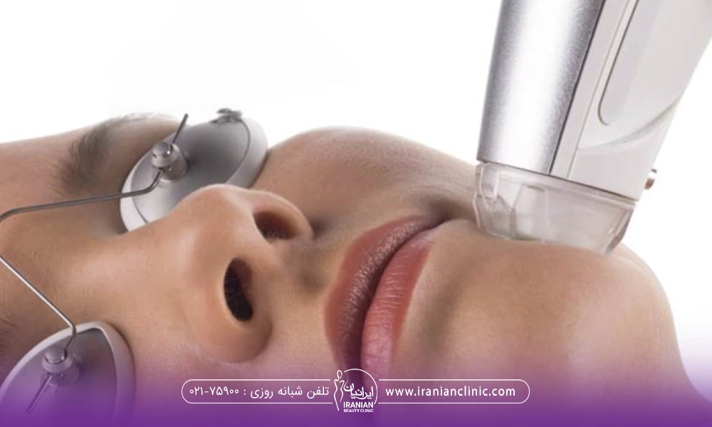 هدپیس دستگاه لیزر که روی صورت دختر است و عینک مخصوص زده است