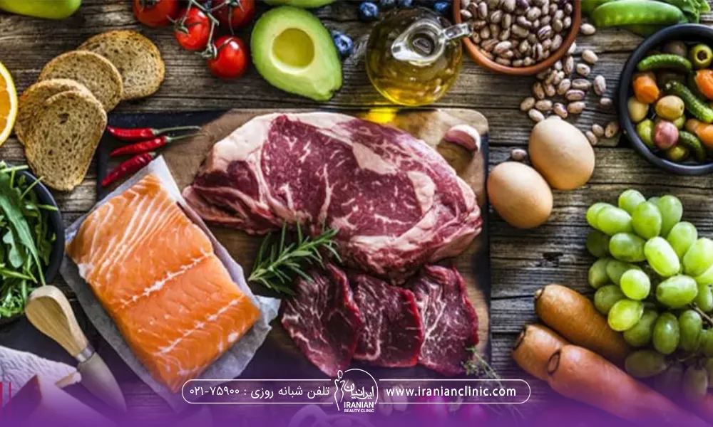 عکس دو تکه بزرگ گوشت قرمز در کنار غذاهای دیگر