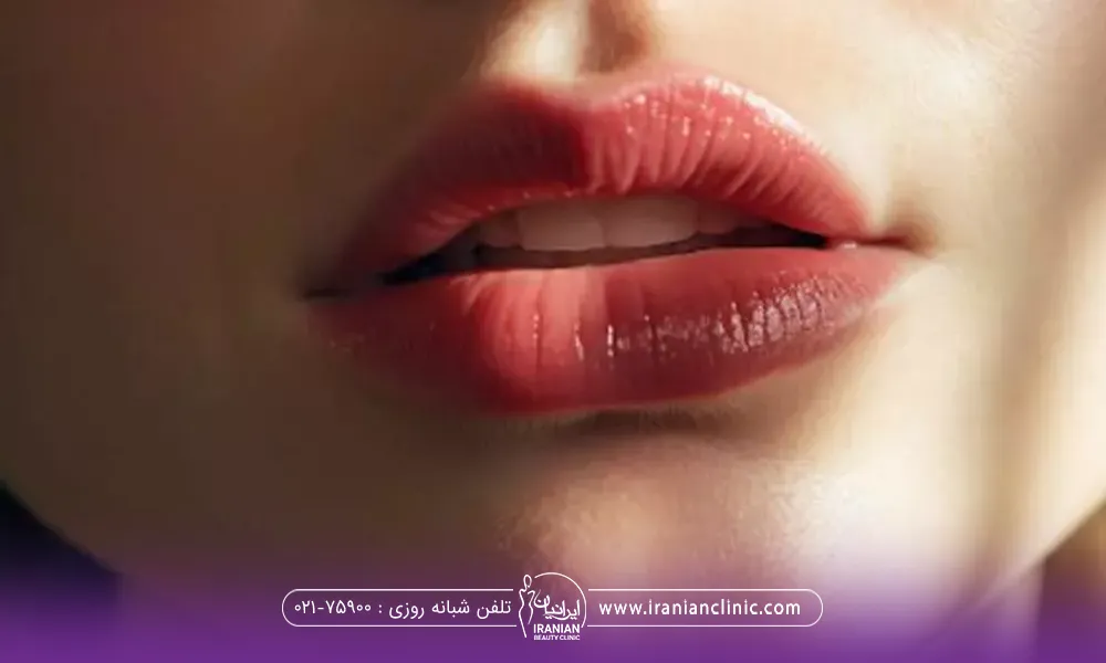 لبهای حجیم دختر که نیمه باز است