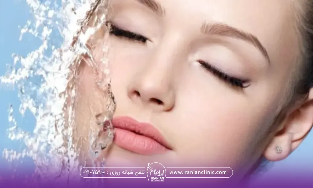 دختری که چشمان او بسته است و به صورت او آب پاچیده است - شستشوی صورت بعد از میکرونیدلینگ