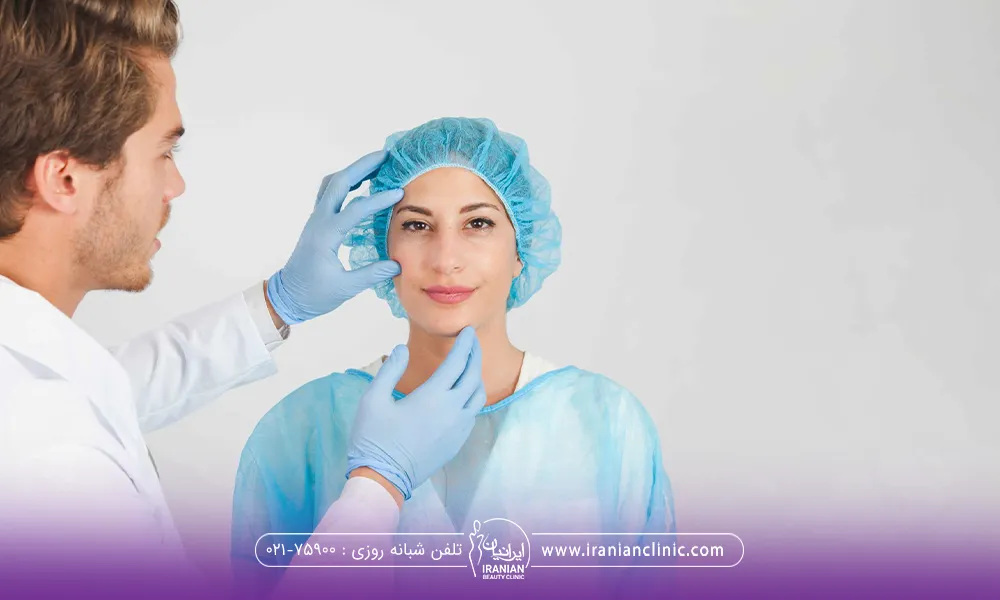 دختری که نشسته است و کلاه مخصوص به سر دارد و دکتر در حال بررسی و معاینه است