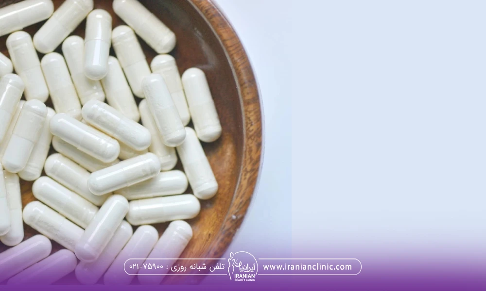 یک کاسه چوبی که در آن تعداد زیادی کپسول سفید رنگ ریخته شده است