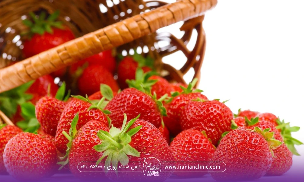 سبدی که افتاده روی زمین و توت فرنگی ها که ریخته شده اند