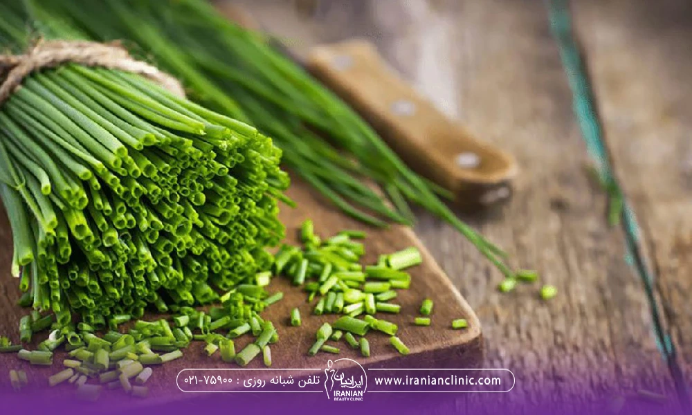 یک دسته تره کوهی که مقداری از تره خورد شده است