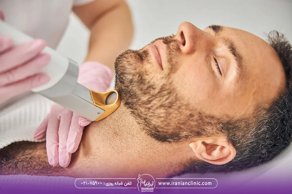 مردی که دراز کشیده و چشم او بسته است و اپراتور لیزر هندپیس را زیر گردن او قرار داده است - لیزر موهای گردن