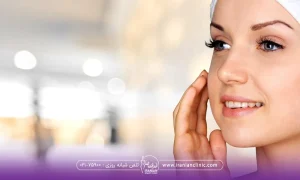 خانم خوشحالی که به یک سمت نگاه می کند و یک دستش کنار صورتش است - مراقبت های بعد از میکرودرم