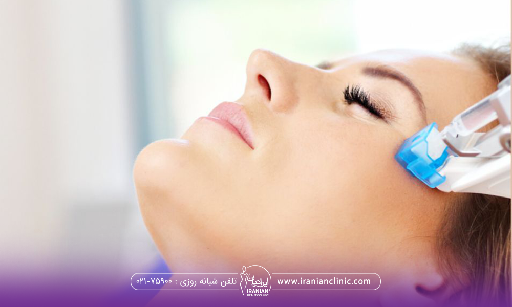 خانمی که خوابیده است و دستان دکتر در حال تزریق مزوژل به کنار چشم او است - مزوژل برای لک صورت