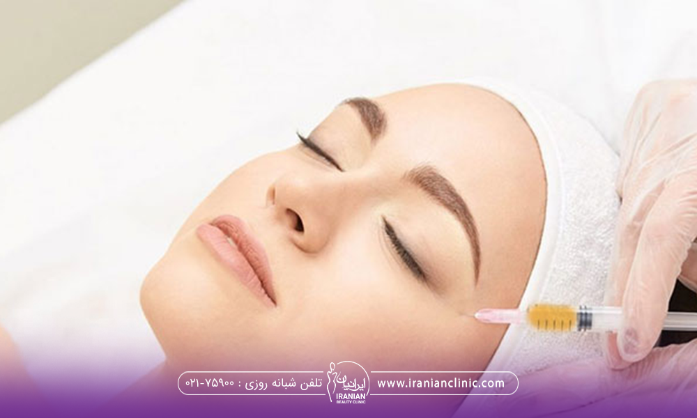 دختری که چشمان خود را بسته و کلاه سفید به سر دارد و پزشک گوشه چشم او پی آر اف انجام می دهد - پی آر اف
