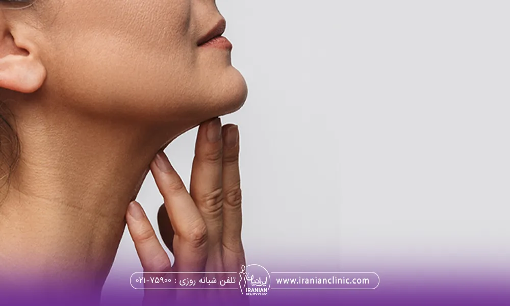 خانمی که سر خود را بالا گرفته است و انگشتانش را زیر گردن خود گذاشته است