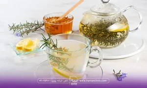 یک قوری و یک فنجان که داخل آن دمنوش است و یک نعلبکی که درون آن چند عدد لیمو است و یک ظرف عسل کنار هم چیده شده است - دمنوش برای ریزش مو​