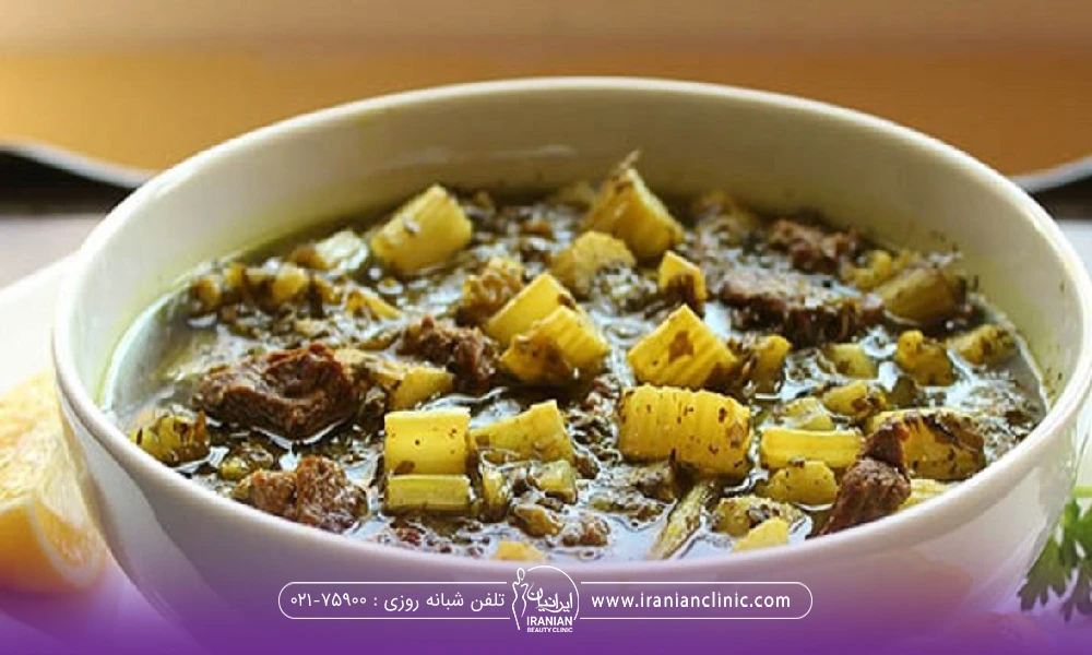 یک کاسه که داخلش با خورش ریواس پر شده است