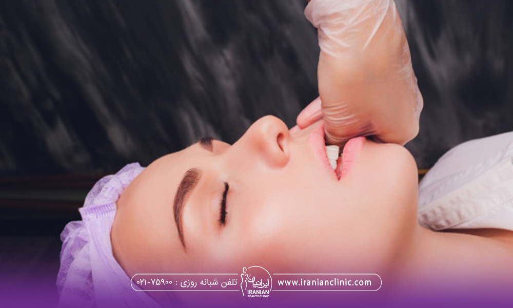 دختری که دراز کشیده است و دست فردی که در حال ماساژ دادن صورت او است - ماساژ بعد بوکال فت