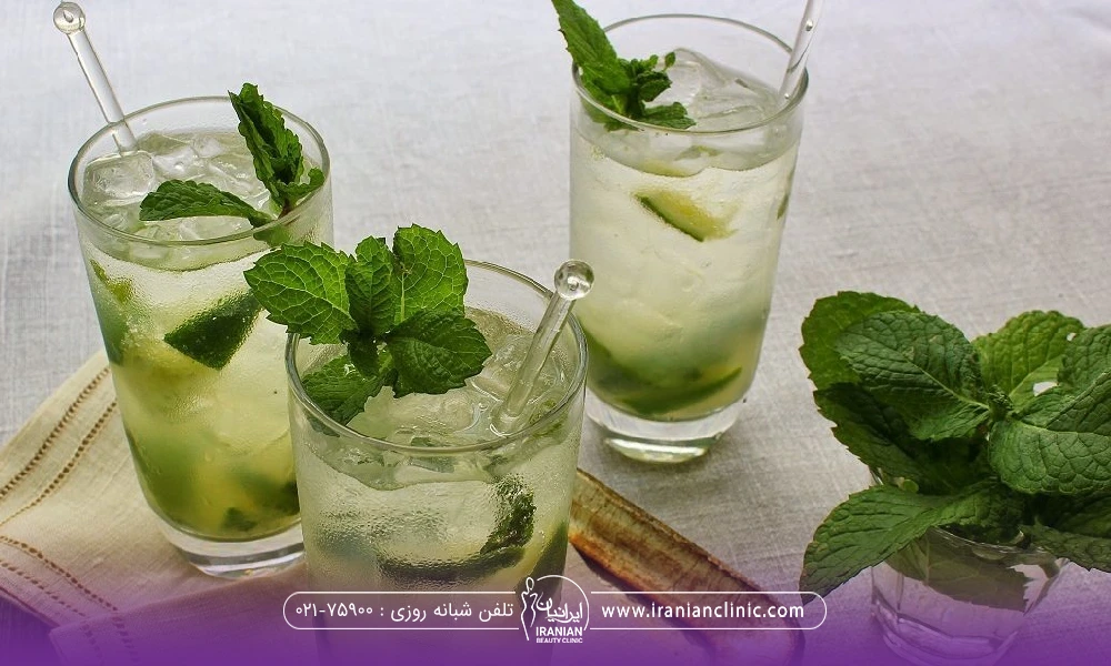 3 لیوان که در آن اب لیمو و نعنا است