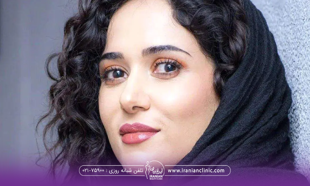 پریناز ایزدیار که شال سیاه به سر دارد