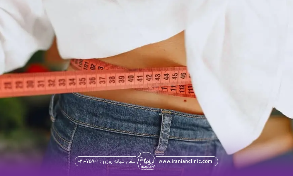 فردی که متر را دور کمرش گرفته است
