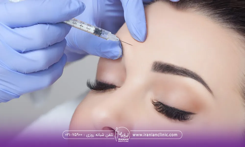 خانمی که خوابیده و دستان دکتری که در حال تزریق ژل به پیشانی او می باشد