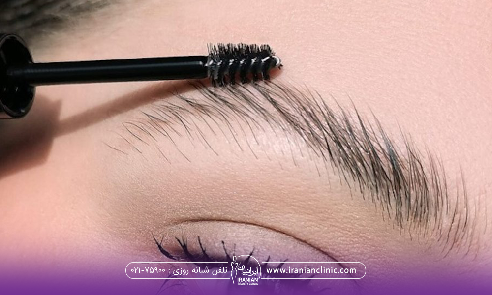 فردی که در حال ژل زدن به ابروهایش است