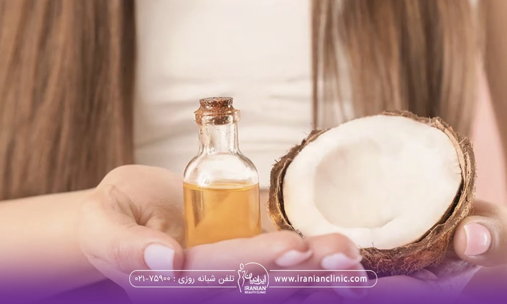 دستان فردی که یک نصفه نارگیل در یک دست و در دست دیگر یک شیشه روغن گرفته است - روغن های مفید برای ریزش مو