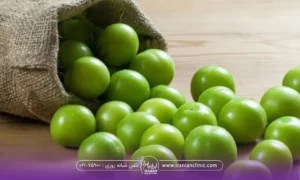 یک گونی کوچک گوجه سبز که روی زمین ریخته و چند عدد گوجه سبز ریخته بیرون-خواص گوجه سبز برای پوست