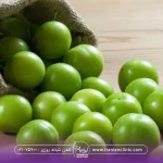 یک گونی کوچک گوجه سبز که روی زمین ریخته و چند عدد گوجه سبز ریخته بیرون-خواص گوجه سبز برای پوست