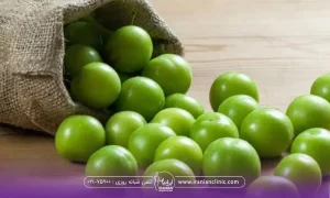 یک گونی کوچک گوجه سبز که روی زمین ریخته و چند عدد گوجه سبز ریخته بیرون-خواص گوجه سبز برای پوست