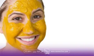 خانم خوشحالی که ماسک زردچوبه به صورتش زده است - خواص زردچوبه برای پوست