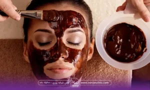 خانمی که خوابیده و چشم هایش بسته است و و فردی که در حال گذاشتن ماسک روی صورتش است - ماسک قهوه برای روشن شدن پوست