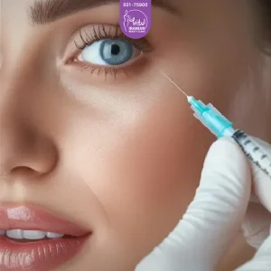 دست دکتری که سر سوزن را به زیر چشم فرد نزدیک کرده است - تزریق فیلر فول فیس