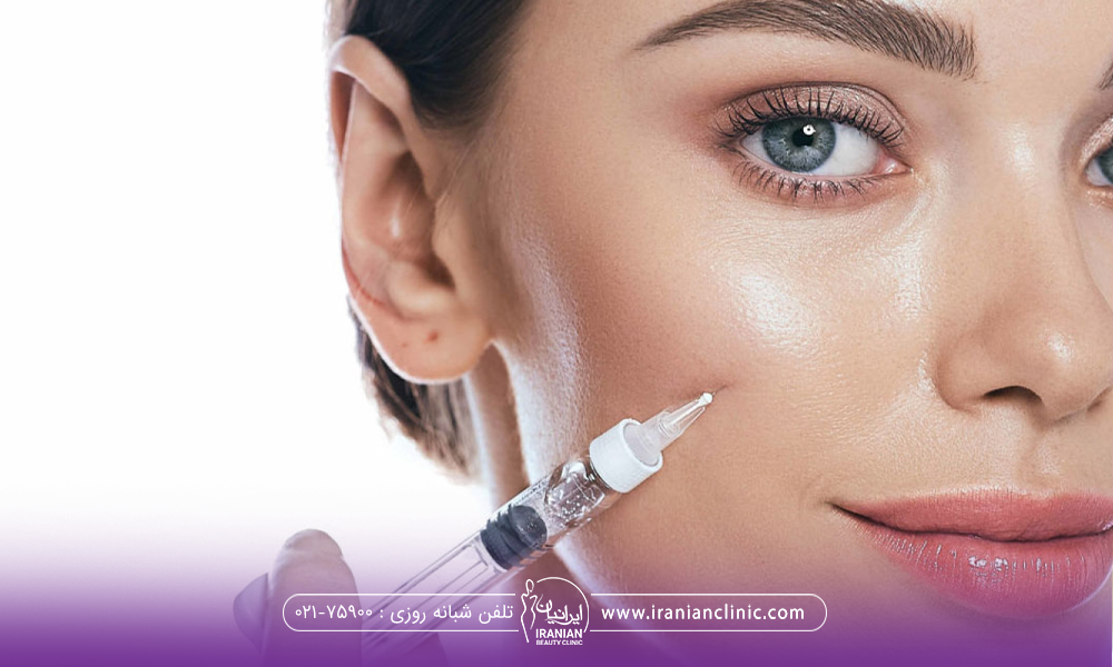 دختر جوانی که به گونه او ژل تزریق می شود