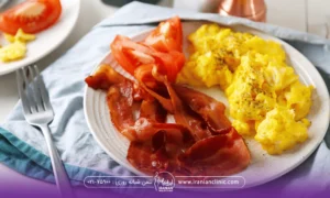 بشقاب صبحانه شامل تخم مرغ و بیکن برای کسانی که رژیم کتوژنیک دارند - صبحانه کتوژنیک