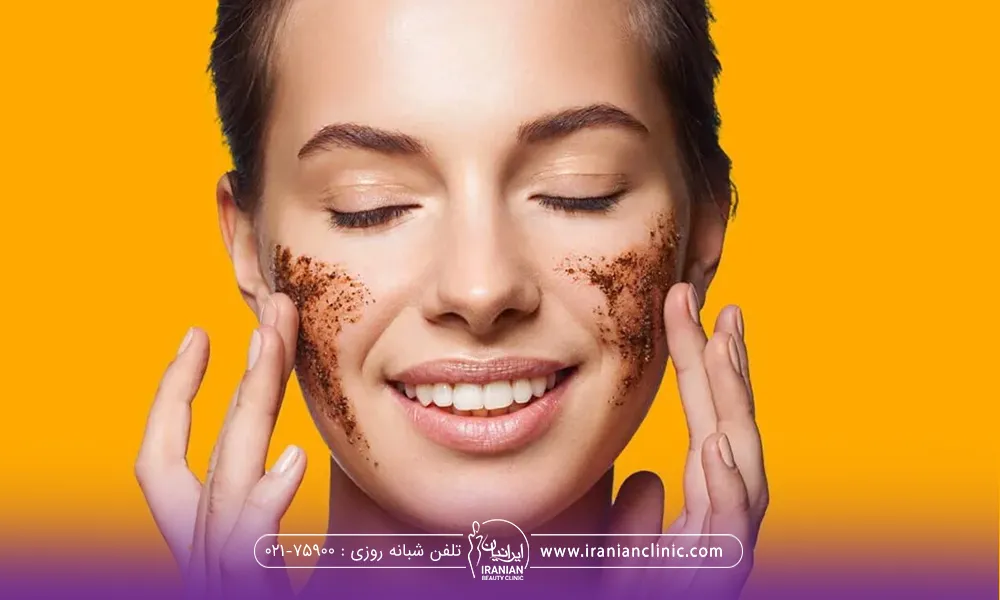 دختری که به دو طرف صورت خود پودر قهوه مالیده است