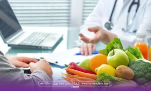 فردی که به دکتر مراجعه کرده برای گرفتن رژیم لاغری و روی میز دکتر یک ظرف میوه جات و طرف دیگر لپتاپ قرار دارد و دست دکتر به سمت فرد دراز است - رژیم شوک سه روزه
