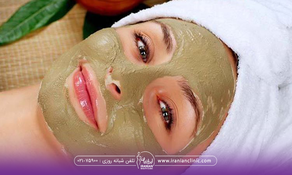 خانمی که حوله دور سرش است و روی صورتش ماسک سدر است