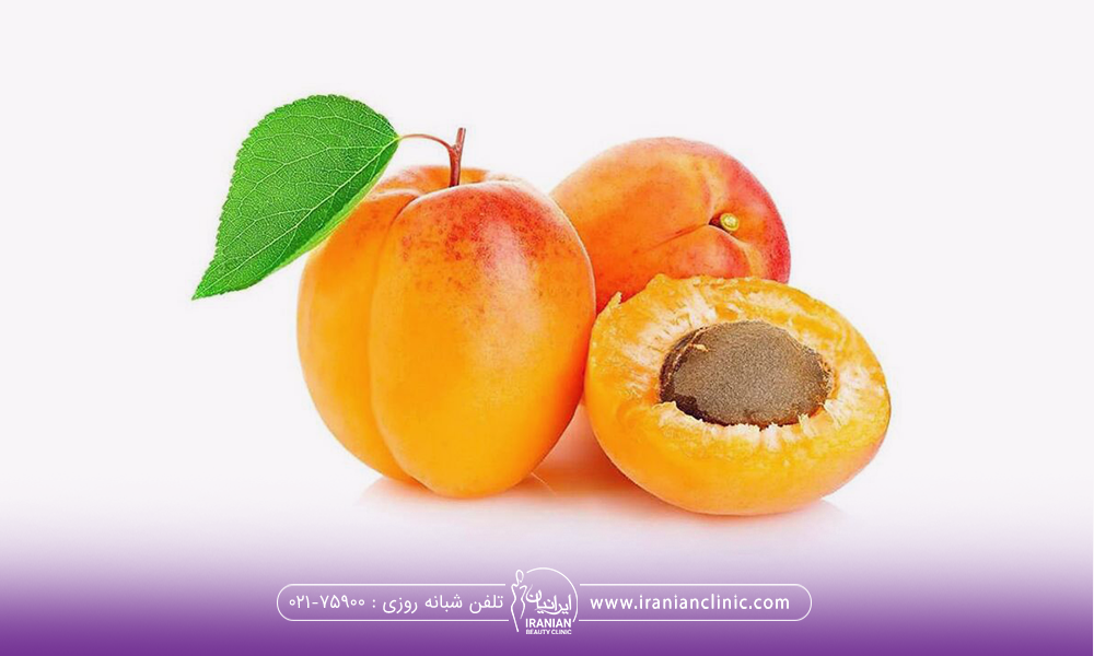یک زردآلو نصف و دو تا زردالو کامل کنار هم قرار گرفته اند - خواص زردآلو برای پوست