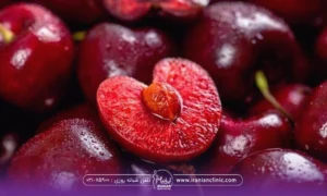 یک گیلاسی که از وسط نصف شده روی گیلاس های دیگر است - خواص گیلاس برای پوست