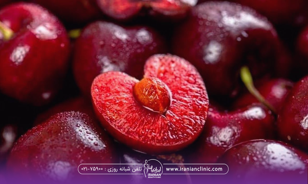 یک گیلاسی که از وسط نصف شده روی گیلاس های دیگر است - خواص گیلاس برای پوست