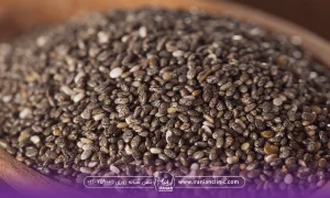 عکس یک قاشق چوبی که پر از دانه چیا است - خواص دانه چیا برای پوست