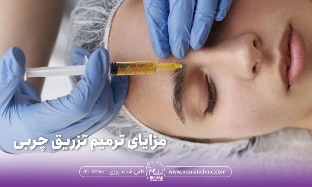 عکس از خانمی که خوابیده و کلاه مخصوص به سر دارد  و دستان دکتر که دسکش دارد و در حال تزریق چربی است