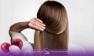 عکس از پشت سر فردی که با یک دستش قسمتی از مو را گرفته است - خواص آب پیاز برای مو