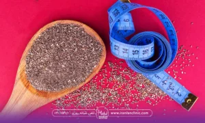 یک قاشق چوبی که حاوی دانه چیا است و کمی از دانه روی زمین کنار قاشق ریخته شده و یک متر آبی رنگ