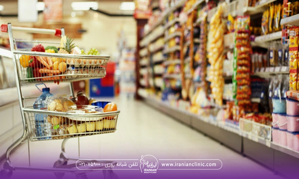 عکس یک فروشگاه که چرخ فروشگاه پر از محصولات و غذاها است