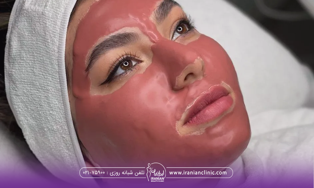 خانمی که خوابیده و به بالا نگاه میکند و روی صورتش ماسک صورتی قرار گرفته است و دور سرش یک هدبند سفید است